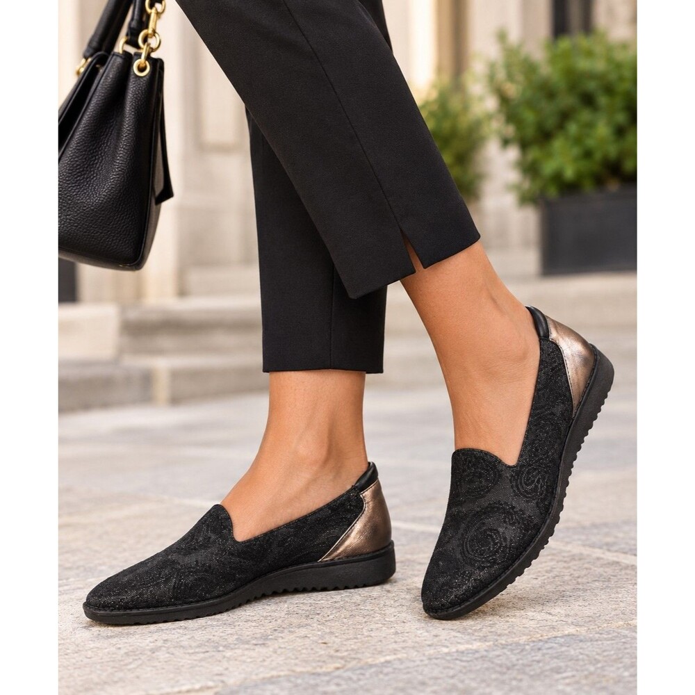 Donald J Pliner Sport Darsi Loafers Women's 9 Black Pointed Toe Paisley Leather